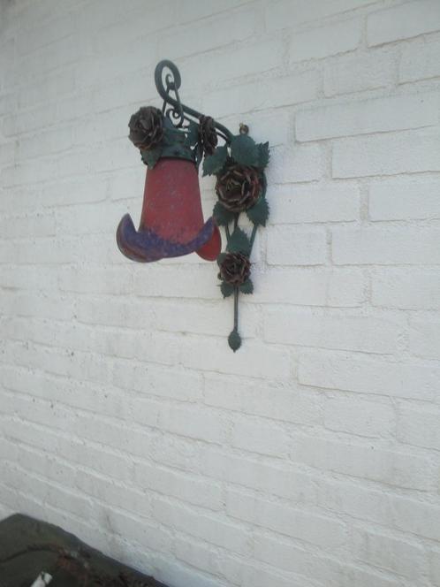 mooi wandlampje  met glazen kapje metalen  rozen, Antiek en Kunst, Curiosa en Brocante, Ophalen of Verzenden