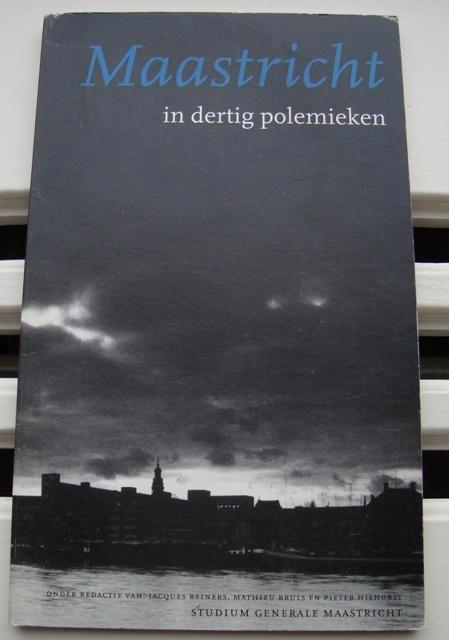 Maastricht in dertig polemieken - Mathieu Bruls ea, Boeken, Kunst en Cultuur | Architectuur, Gelezen, Architecten, Ophalen of Verzenden