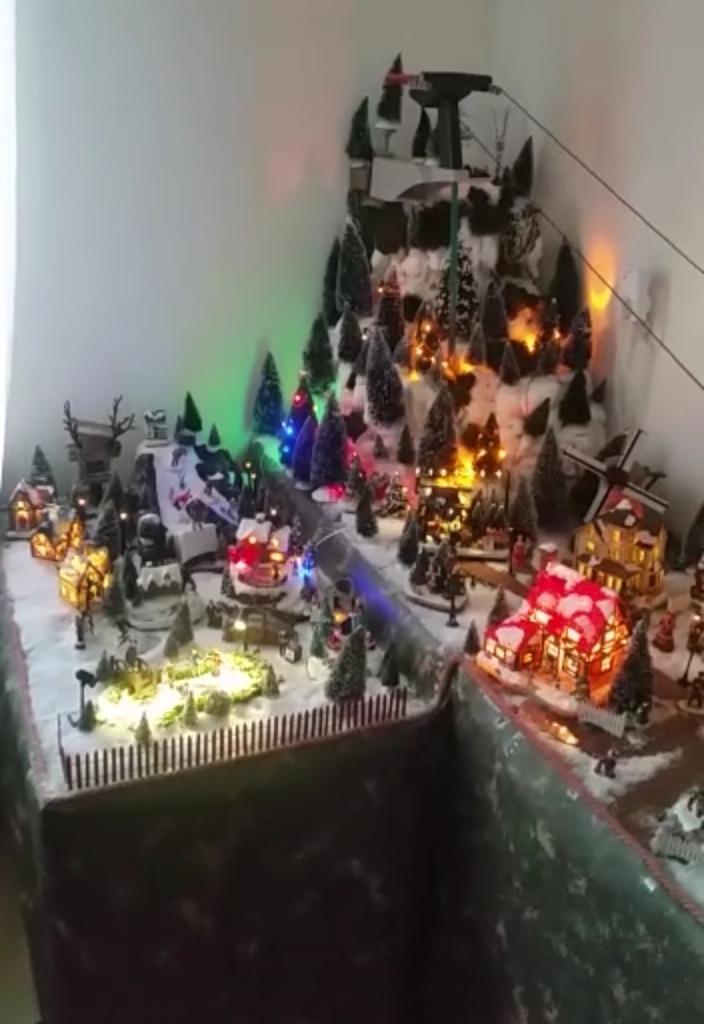 Compleet kerstdorp met huisjes,bomen.skilift en veel meer., Diversen, Kerst, Zo goed als nieuw, Ophalen