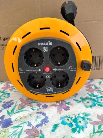 Haspel 8M. 4 stopcontacten  beschikbaar voor biedingen