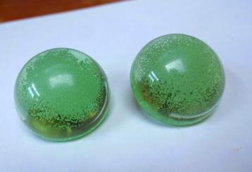 Kunststof oorclips groene bolletjes met belletjes erin beschikbaar voor biedingen