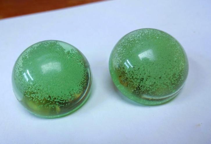 Kunststof oorclips groene bolletjes met belletjes erin, Sieraden, Tassen en Uiterlijk, Oorbellen, Gebruikt, Knopjes of Stekers