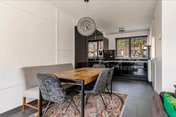 Complete Eethoek met Bank & Tafel beschikbaar voor biedingen