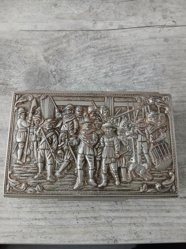 Antieke Zilverkleurige Sigarettendoos met Reliëf, Antiek en Kunst, Antiek | Overige Antiek, Ophalen of Verzenden