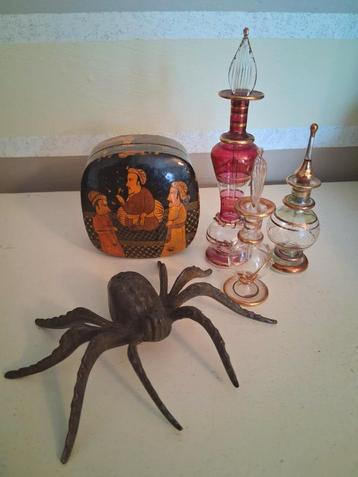 Oosterse parfumflesjes glas set prijs.
€ 15,-

Vintage Kashm beschikbaar voor biedingen