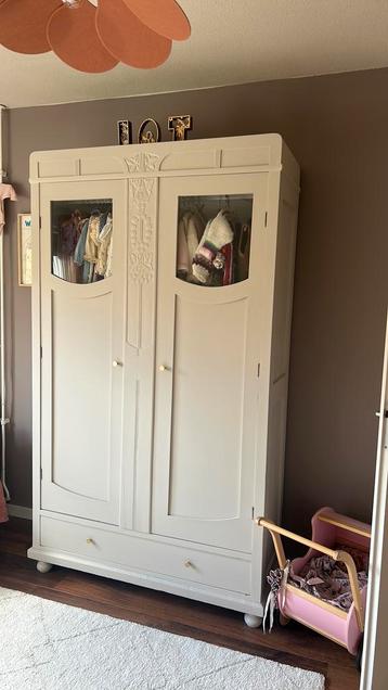Prachtige (kinder) kast met glas en oude details beschikbaar voor biedingen