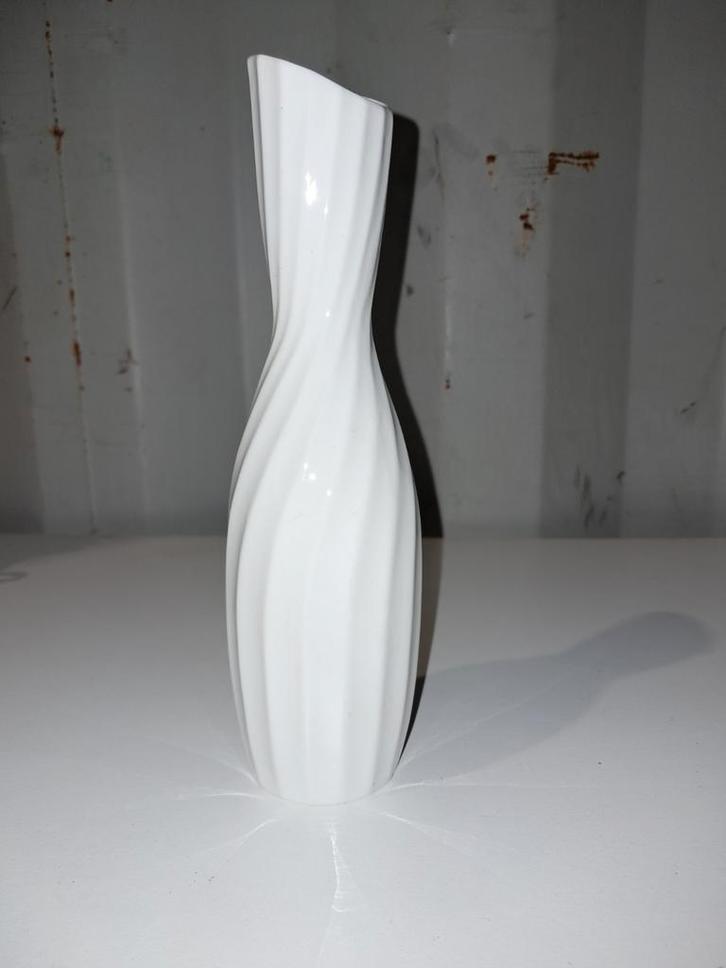 Vintage vaasje KRO Koninklijk Goedewaagen Gouda Bone China “, Huis en Inrichting, Woonaccessoires | Vazen, Gebruikt, Wit, 50 tot 75 cm