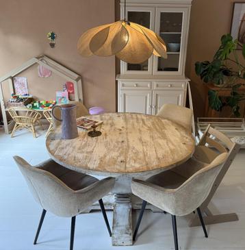 Sfeervolle ronde houten eettafel – Ø130 cm beschikbaar voor biedingen