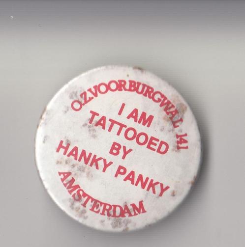 Amsterdam Hanky Panky Tattoo Shop badge, Verzamelen, Speldjes, Pins en Buttons, Gebruikt, Speldje of Pin, Overige onderwerpen