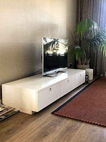 Wit TV meubeltje beschikbaar voor biedingen