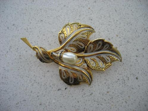 Damascene Broche Parel Floral Goldtone Wit Geëmailleerd Vint, Sieraden, Tassen en Uiterlijk, Antieke sieraden, Broche, Overige materialen