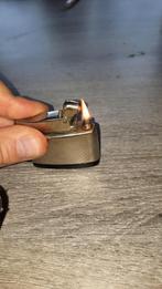 benzine aansteker met ingebouwde rolmeter, Verzamelen, Rookartikelen, Aanstekers en Luciferdoosjes, Verzenden, Gebruikt, Aansteker