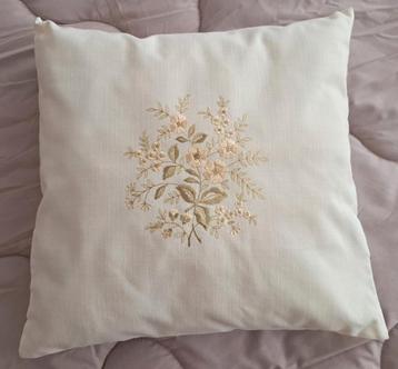 Kussentje met elegant borduursel, hoge kwaliteit, 35x35 cm beschikbaar voor biedingen