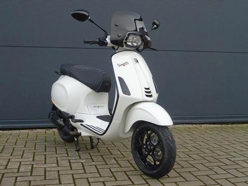 *VERKOCHT* Vespa Sprint 50i Special white-black edition (bj, Fietsen en Brommers, Brommers | Vespa