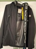 ORIGINELE MONCLER GENIUS REGENJAS ZWART WIT LETTERS HEREN L, Maat 52/54 (L), Moncler, Zwart, Ophalen of Verzenden