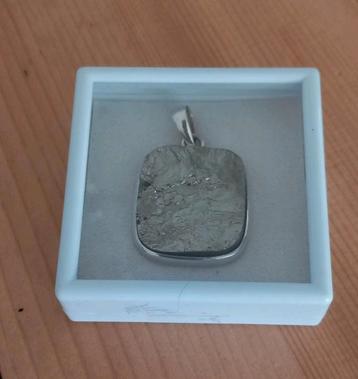 Pyriet zilveren hanger  beschikbaar voor biedingen