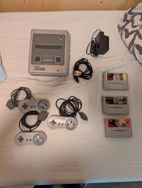Super Nintendo - 3 controllers - 3 spellen, Spelcomputers en Games, Spelcomputers | Nintendo Super NES, Zo goed als nieuw, Met 2 controllers