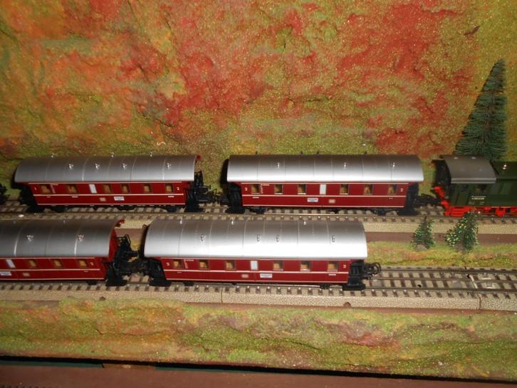 Märklin 2858 dieselloc V 36 en 4 rode platform personen, Hobby en Vrije tijd, Modeltreinen | H0, Zo goed als nieuw, Treinset, Wisselstroom