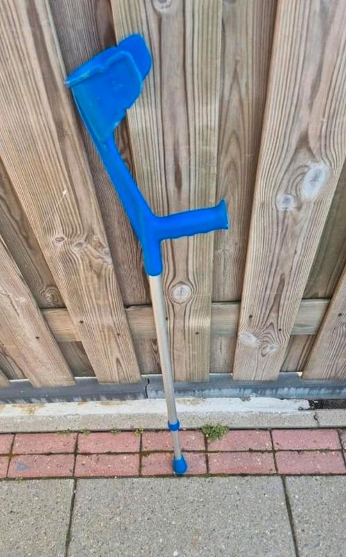 Gebruikte blauwe loopkruk met reflector handvat

Stevige en, Diversen, Loopkrukken, Ophalen