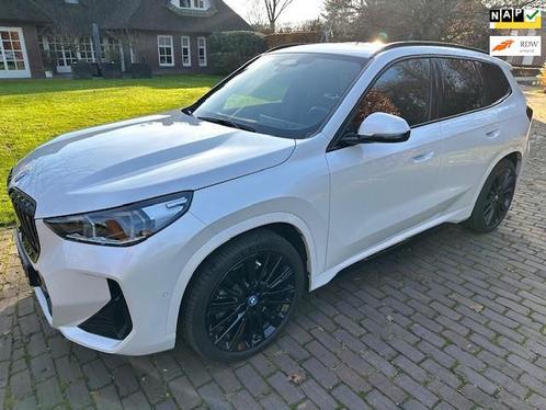 BMW IX1 XDrive30 Launch Edition BOMVOL nieuwstaat Harman Kar, Auto's, BMW, Bedrijf, Te koop, iX1, 360° camera, 4x4, ABS, Achteruitrijcamera