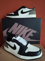 AIR JORDAN 1 LOW "MOCHA" (2024) - maat 44 - nieuw in doos!, Bruin, Nieuw, Ophalen of Verzenden, Sneakers of Gympen