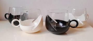 Vintage Theeglazen in kunststof houder beschikbaar voor biedingen