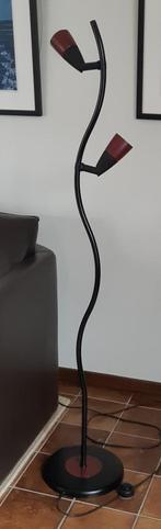 moderne staande schemerlamp, 138 cm. hoog  rood/zwart staal., Huis en Inrichting, Lampen | Vloerlampen, Ophalen, 100 tot 150 cm
