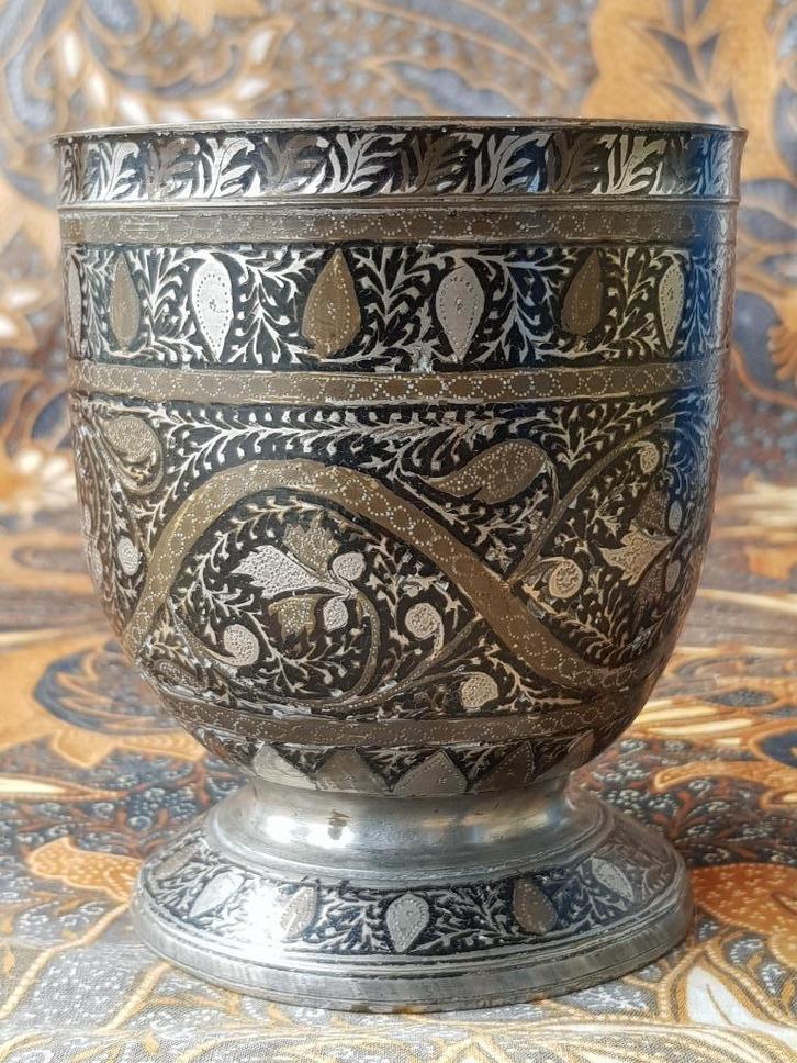 Mooie zware antieke Oosterse bokaal koper en zilver 11,2 cm., Antiek en Kunst, Kunst | Niet-Westerse kunst, Ophalen of Verzenden