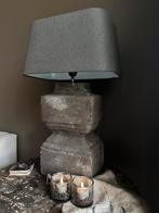 Mooie landelijke lamp - Stenen voet, grijs/taupe kleur kap, Huis en Inrichting, Overige materialen, Landelijke stijl, Zo goed als nieuw
