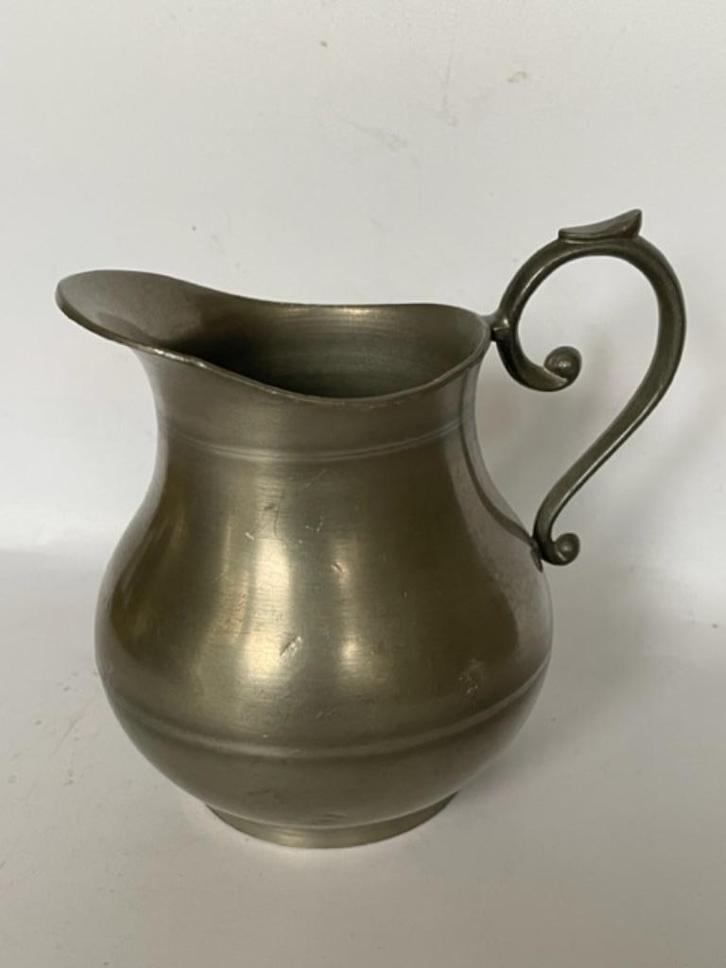 Oud klein tinnen vaasje. Gemerkt. Hoogte: ongeveer 9 cm., Antiek en Kunst, Antiek | Tin, Ophalen