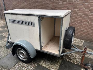 Kar voor honden of vee beschikbaar voor biedingen