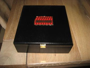 zwarte houten opbergdoos van Nescafe oploskoffie  beschikbaar voor biedingen