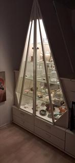 Vitrinekast. Wit. Piramide vorm. Met 4 laden. 220x122, Ophalen, 100 tot 150 cm, Zo goed als nieuw, Met lade(s)