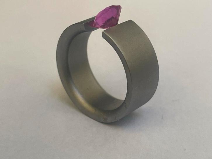 Niessing Acrobat Ring - Roze Steen - Maat 53, Sieraden, Tassen en Uiterlijk, Ringen, Zo goed als nieuw, Dame, 17 tot 18, Roze
