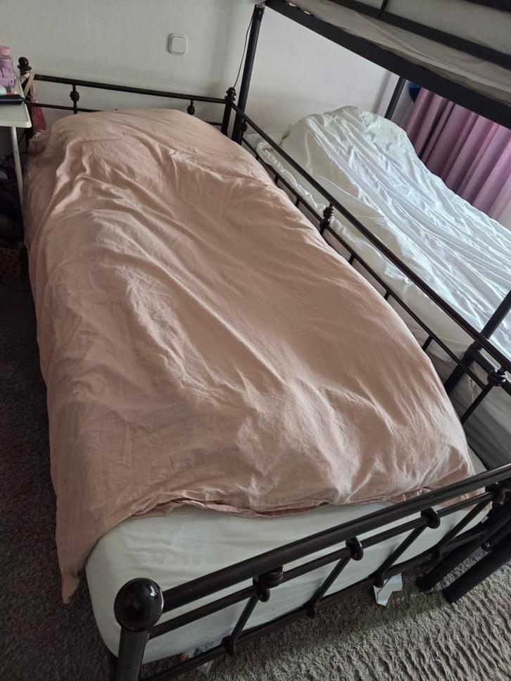 Mooi gietijzeren look eenpersoons bed, Huis en Inrichting, Slaapkamer | Bedden, Zo goed als nieuw, Eenpersoons, 90 cm, 200 cm