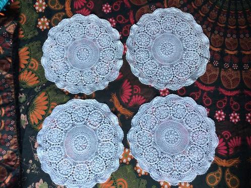 4 vintage gehaakte kleedjes, nooit gebruikt, 34cm, Huis en Inrichting, Tafelkleden, Zo goed als nieuw, Rond, Binnen, Ophalen of Verzenden