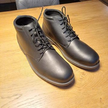 Nieuwe, hoge, zwarte, nette werkschoenen beschikbaar voor biedingen