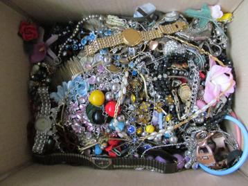 Doos vol sieraden, kettingen, armbanden, oorbellen, horloges beschikbaar voor biedingen