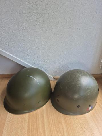 Militaire helmen 2x beschikbaar voor biedingen