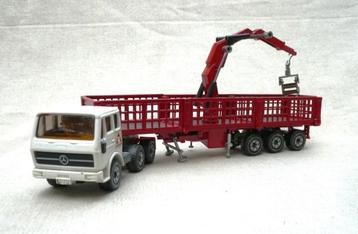 Siku Mercedes SK 6x4 + bouwmaterialen oplegger / kraan. beschikbaar voor biedingen