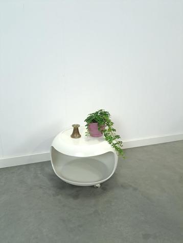 Witte space age salontafel op wielen vintage tafel beschikbaar voor biedingen