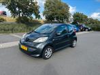 Peugeot 107 1.0 12V 3DR 2006 Grijs / C1 / Aygo, Auto's, Voorwielaandrijving, Stof, Zwart, 765 kg