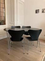 Tafel en stoelen Fritz Hansen en Arne Jacobsen, Superellips, Huis en Inrichting, Tafels | Eettafels, Zo goed als nieuw, Vier personen