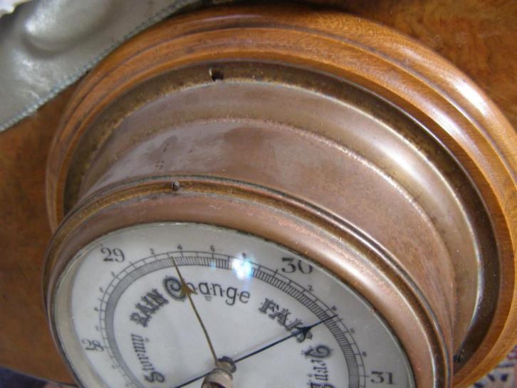 Antieke Engelse barometer, rond op houten voet  drnsn 19 cm, Audio, Tv en Foto, Weerstations en Barometers, Gebruikt, Barometer