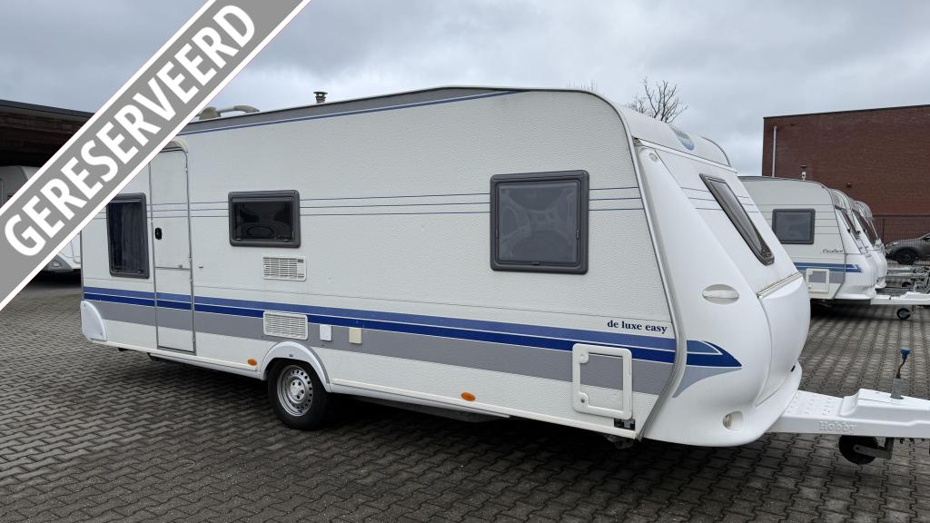Hobby De luxe Easy 560 KMFE bj 2003 met voortent en luifel, Caravans en Kamperen, Caravans, Rondzit, Bedrijf, 5 tot 6 meter, Tot en met 6