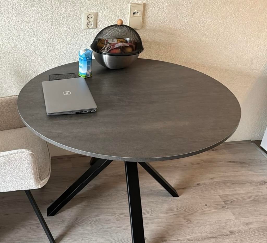 Ronde eettafel met metalen kruispoot - Zo goed als nieuw, Huis en Inrichting, Tafels | Eettafels, Ophalen, 100 tot 150 cm, Rond