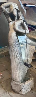 Elegant waterornament vrouw, 135 cm, water over glas, Tuin en Terras, Ophalen, Gebruikt, Kunststof, Waterornament