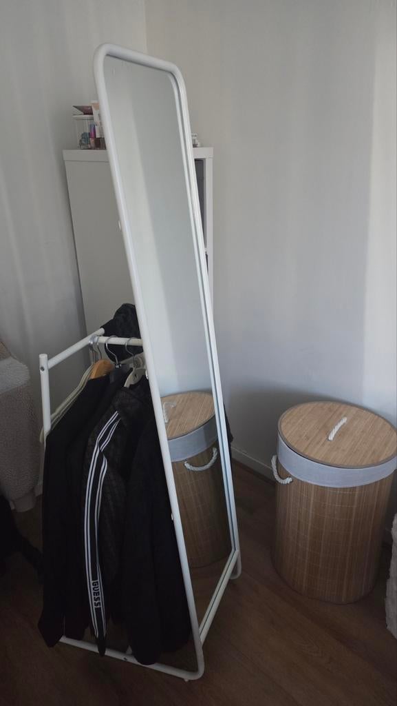 Ikea staande spiegel met kledingrek - Zo goed als nieuw, Huis en Inrichting, Woonaccessoires | Spiegels, Ophalen, Minder dan 50 cm