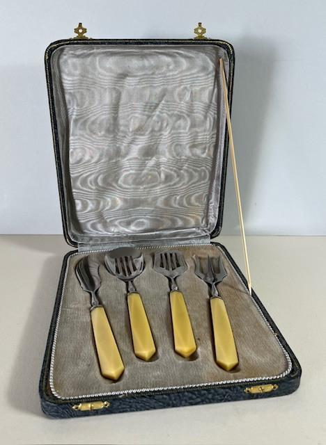 Franse cassette met vis, schaaldieren, hors-d' oeuvre bestek, Antiek en Kunst, Antiek | Bestek, Ophalen of Verzenden