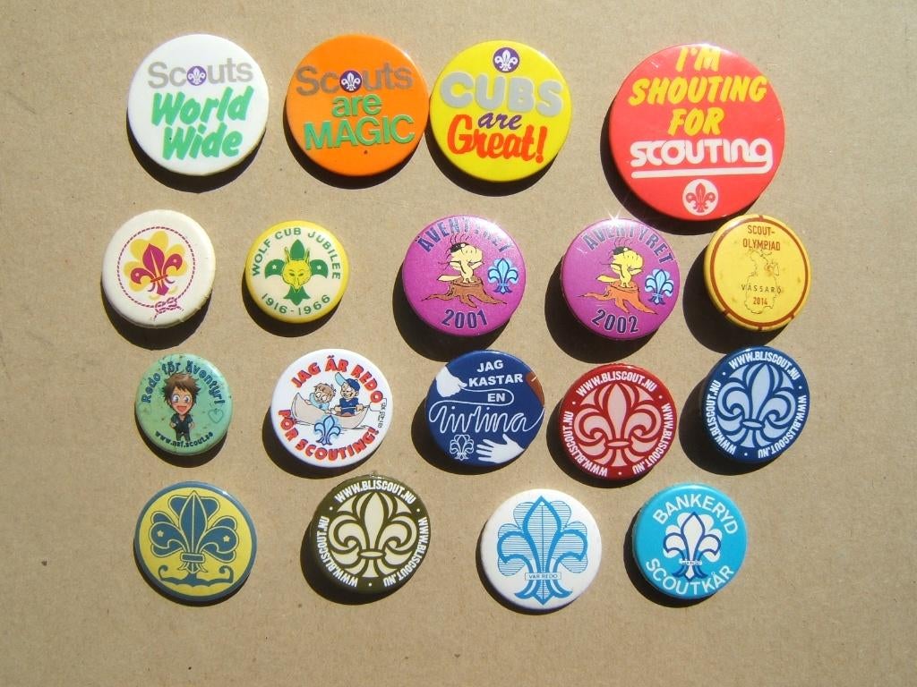 scouting 18 buttons speldjes, Verzamelen, Scouting, Verzenden, Gebruikt, Embleem, Speld of Insigne